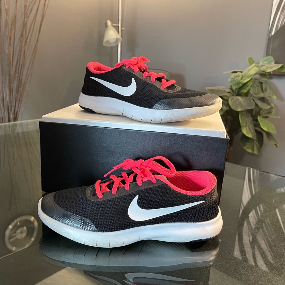Woman’s Size 7Y Nike shoes. Black/White/Pink